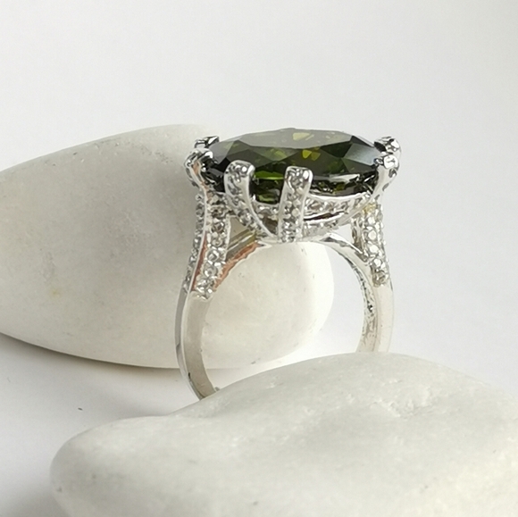 Green CZ Cocktail ring sz 7 - Picture 3 of 6